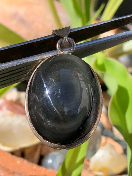 Obsidienne Oeil celeste, pendentif en Argent 925, de 37 millimètres de hauteur x 20 mm de largeur x 10 millimètres. Vendu avec cordon noir réglable offert !