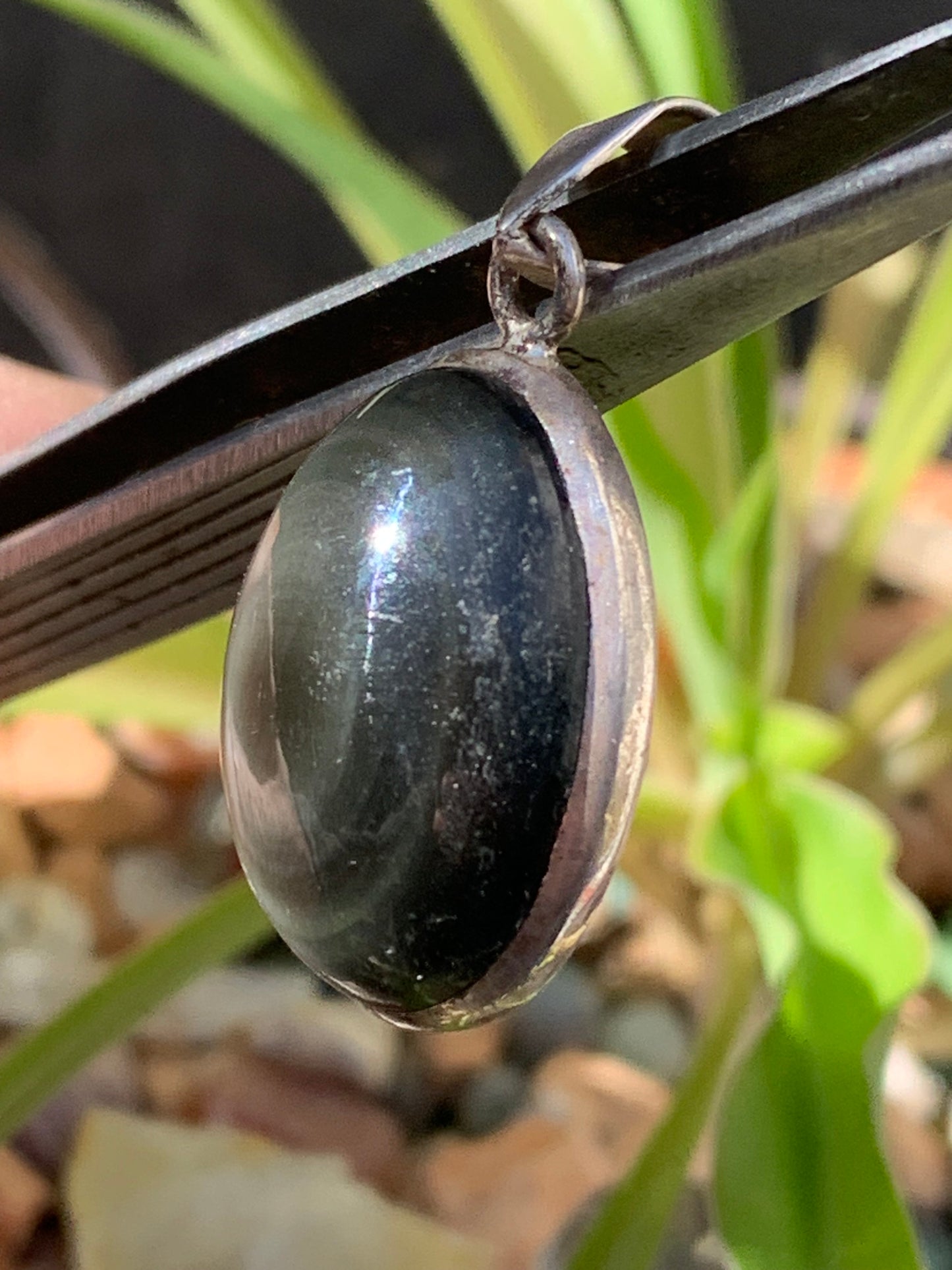 Obsidienne Oeil celeste, pendentif en Argent 925, de 37 millimètres de hauteur x 20 mm de largeur x 10 millimètres. Vendu avec cordon noir réglable offert !