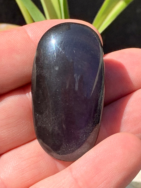 Obsidienne Arc-en-ciel, pendentif de 47 millimètres de hauteur x 25 mm de largeur x 12 millimètres. Vendu avec cordon noir réglable offert !