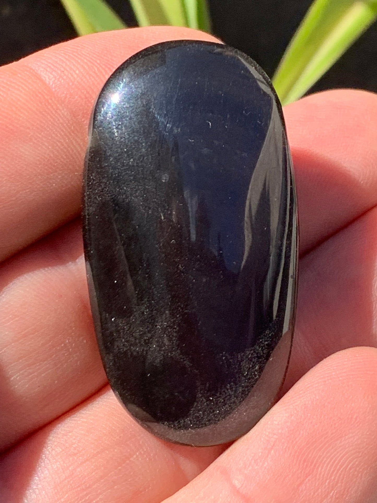 Obsidienne Arc-en-ciel, pendentif de 47 millimètres de hauteur x 25 mm de largeur x 12 millimètres. Vendu avec cordon noir réglable offert !