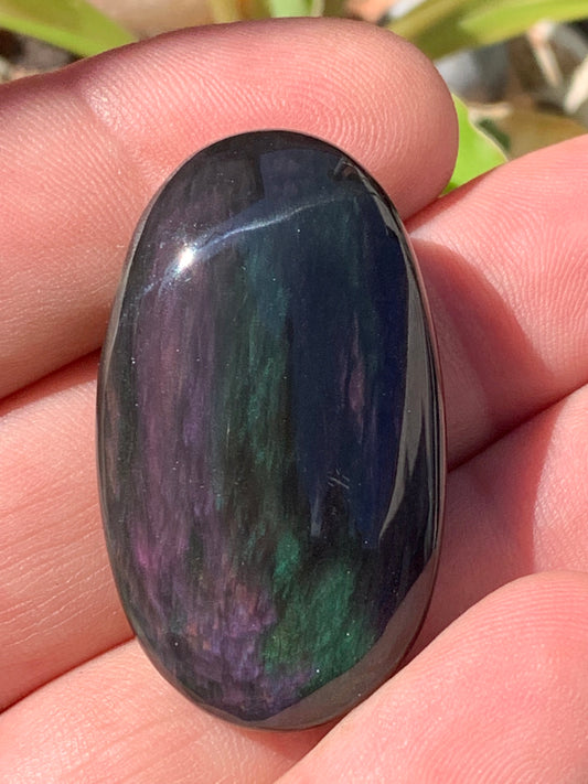 Obsidienne Arc-en-ciel, pendentif de 42 millimètres de hauteur x 25 mm de largeur x 12 millimètres. Vendu avec cordon noir réglable offert !