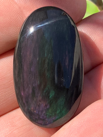 Obsidienne Arc-en-ciel, pendentif de 42 millimètres de hauteur x 25 mm de largeur x 12 millimètres. Vendu avec cordon noir réglable offert !