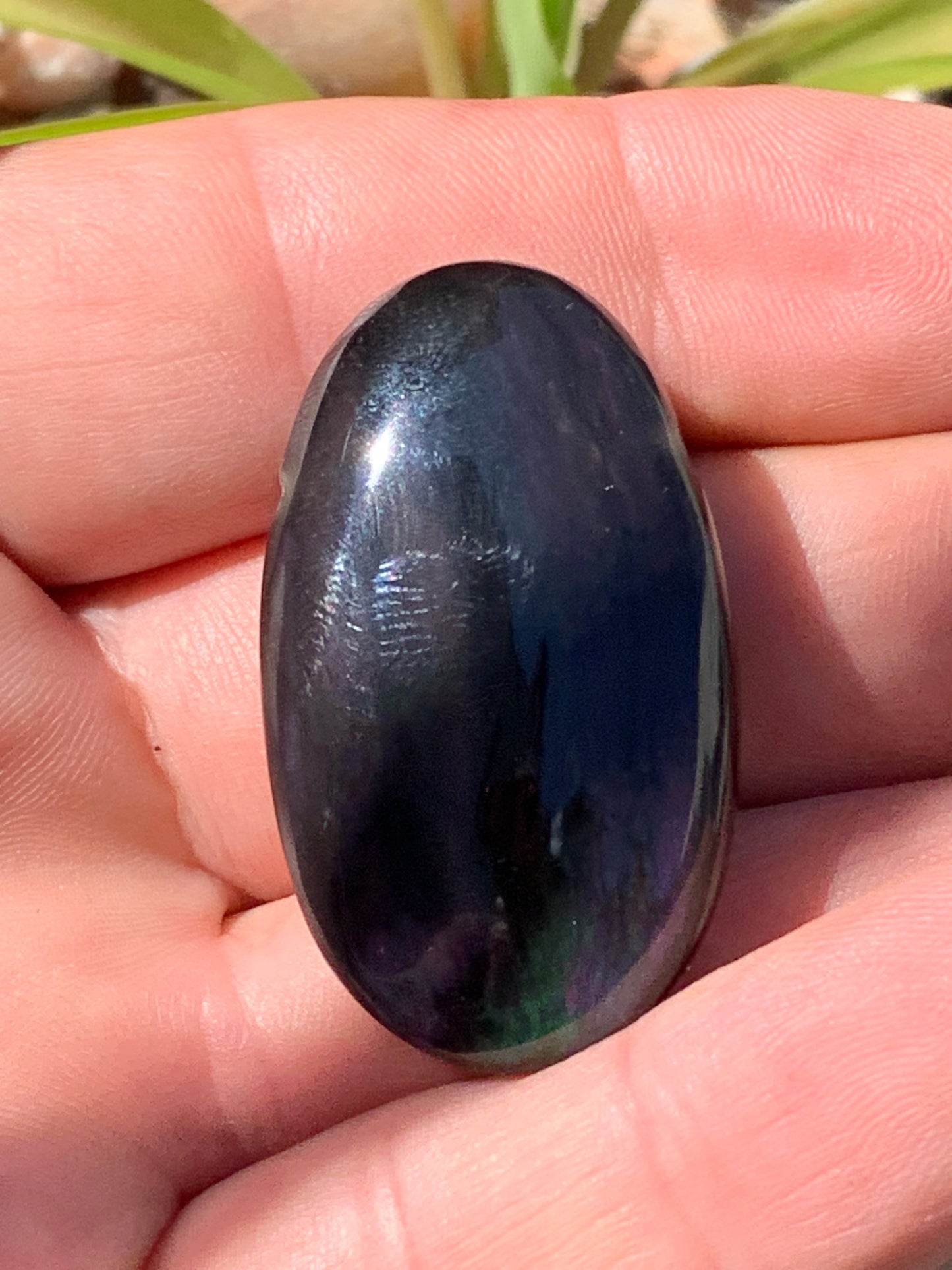 Obsidienne Arc-en-ciel, pendentif de 42 millimètres de hauteur x 25 mm de largeur x 12 millimètres. Vendu avec cordon noir réglable offert !