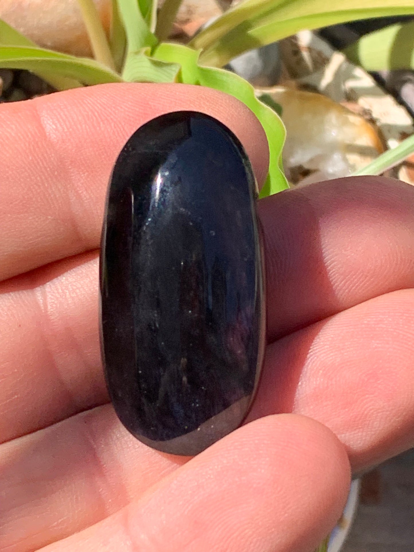 Obsidienne Arc-en-ciel, pendentif de 41 millimètres de hauteur x 21 mm de largeur x 11 millimètres. Vendu avec cordon noir réglable offert !