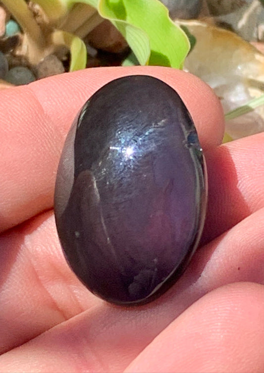 Obsidienne Arc-en-ciel, pendentif de 34 millimètres de hauteur x 25 mm de largeur x 12 millimètres. Vendu avec cordon noir réglable offert !