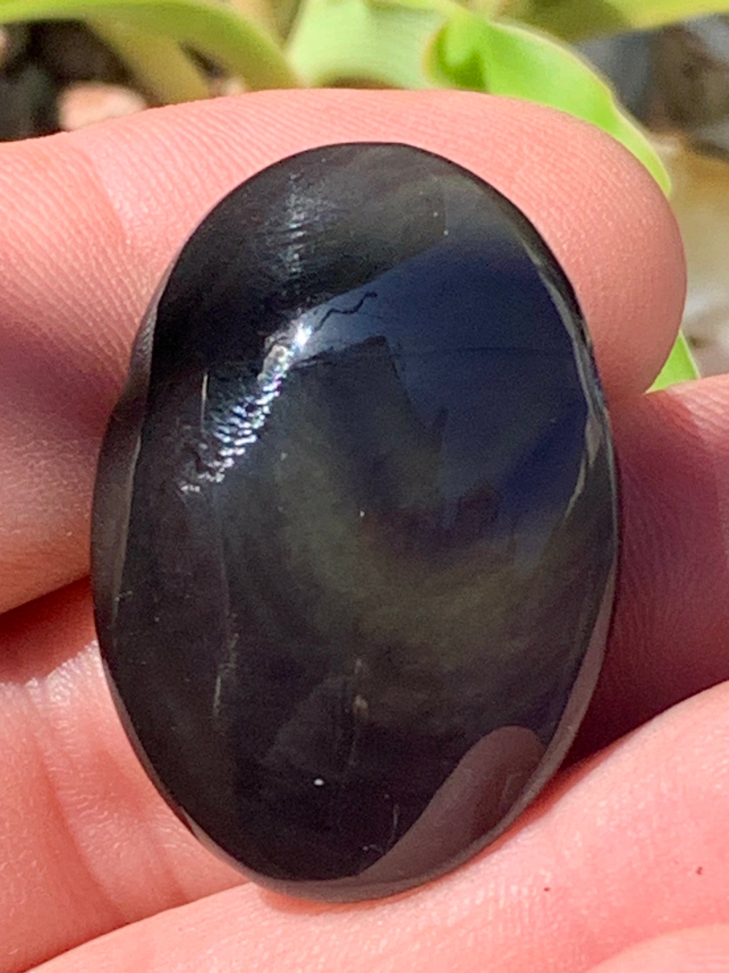 Obsidienne Arc-en-ciel, pendentif de 34 millimètres de hauteur x 25 mm de largeur x 12 millimètres. Vendu avec cordon noir réglable offert !