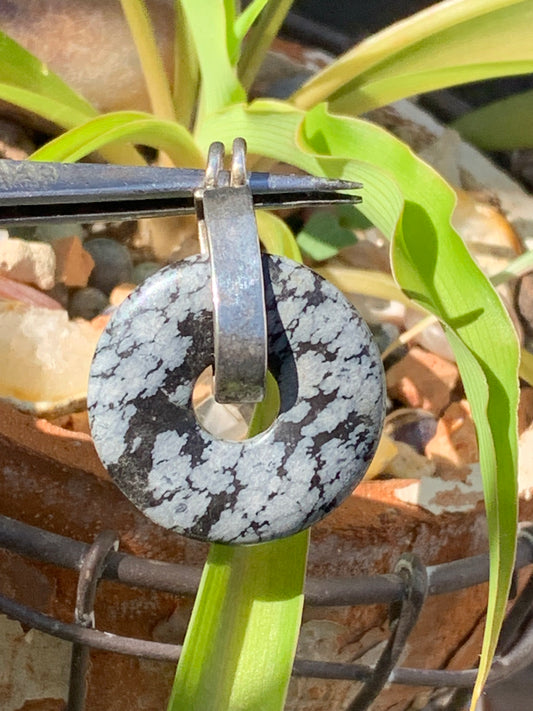 Obsidienne Neige, pendentif de type 'Donuts', de 30 millimètres de hauteur x 30 mm de largeur x 5 millimètres. Vendu avec cordon noir réglable offert !