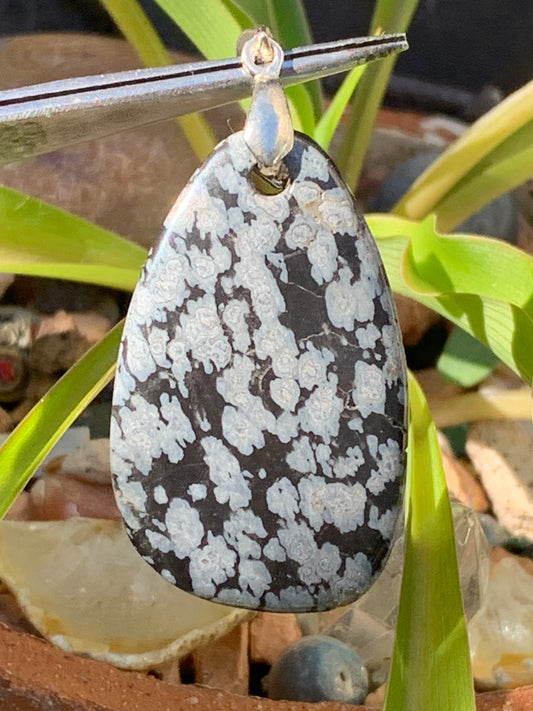 Obsidienne Neige, pendentif de 53 millimètres de hauteur x 25 mm de largeur x 5 millimètres. Vendu avec cordon noir réglable offert !