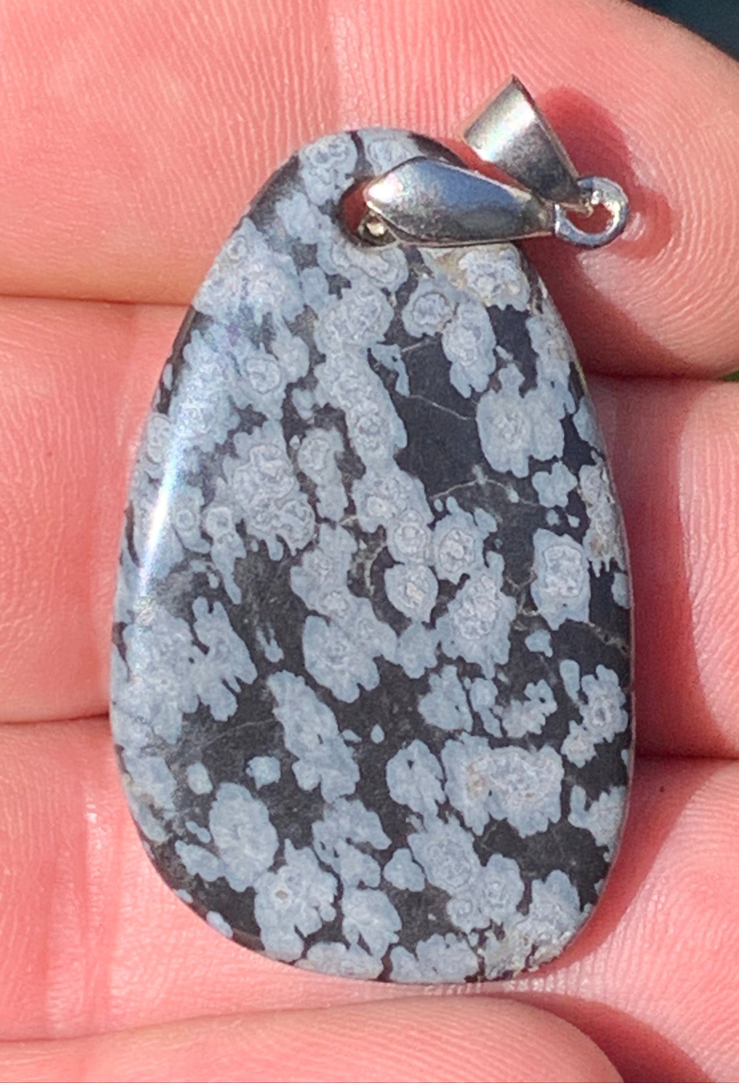 Obsidienne Neige, pendentif de 53 millimètres de hauteur x 25 mm de largeur x 5 millimètres. Vendu avec cordon noir réglable offert !
