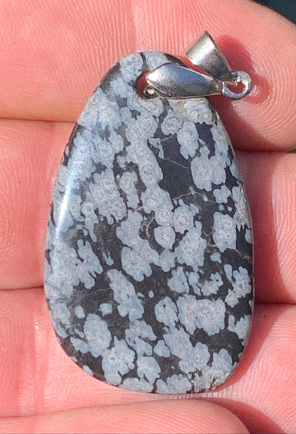 Obsidienne Neige, pendentif de 53 millimètres de hauteur x 25 mm de largeur x 5 millimètres. Vendu avec cordon noir réglable offert !