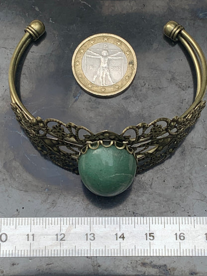 Superbe bracelet de style ancien avec cabochon d'Aventurine verte de 6,5 x 6 centimètres. Fait en Laiton couleur 'bronze', magnifique pièce fait par Gem & Zen !