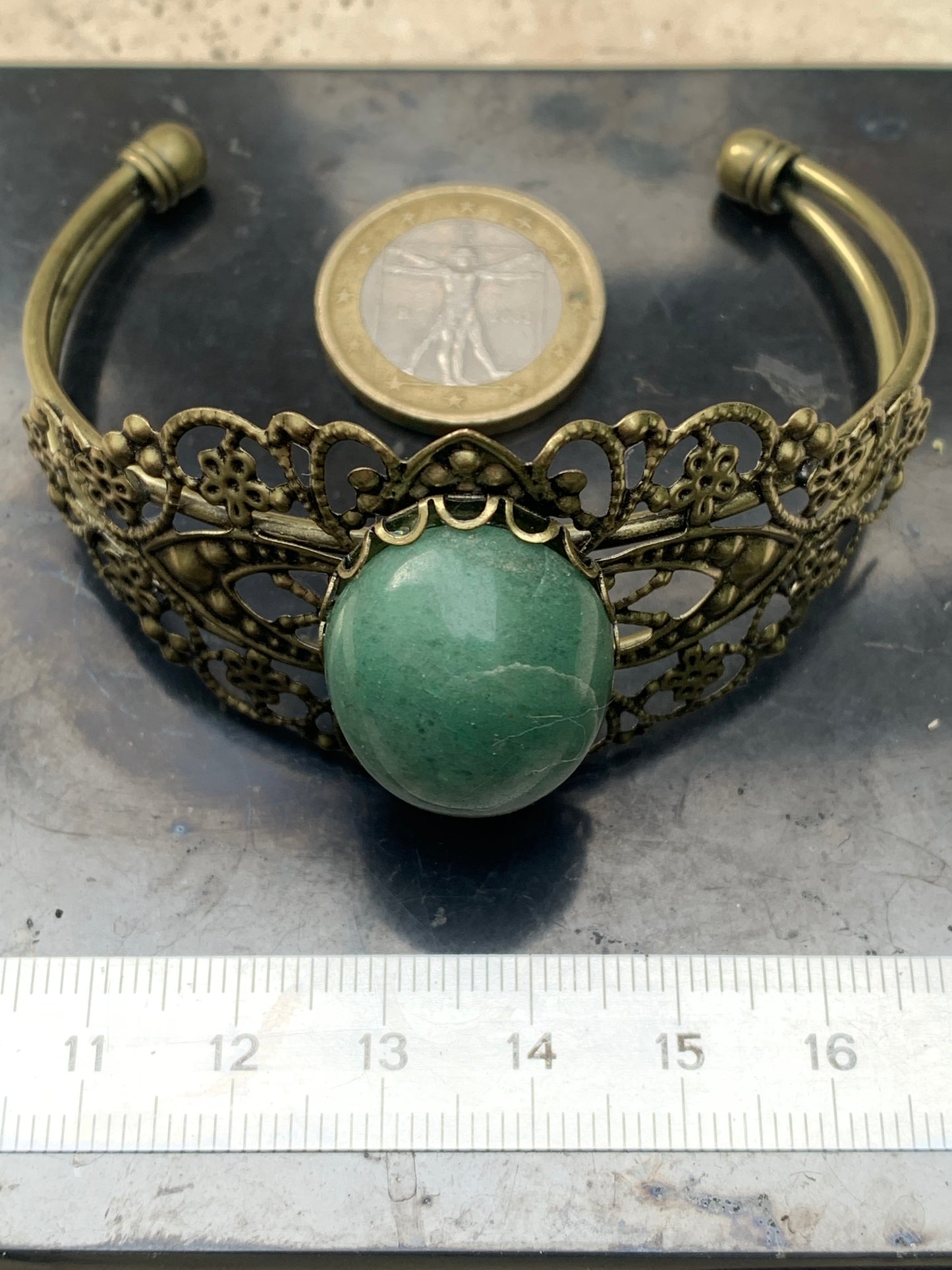 Superbe bracelet de style ancien avec cabochon d'Aventurine verte de 6,5 x 6 centimètres. Fait en Laiton couleur 'bronze', magnifique pièce fait par Gem & Zen !
