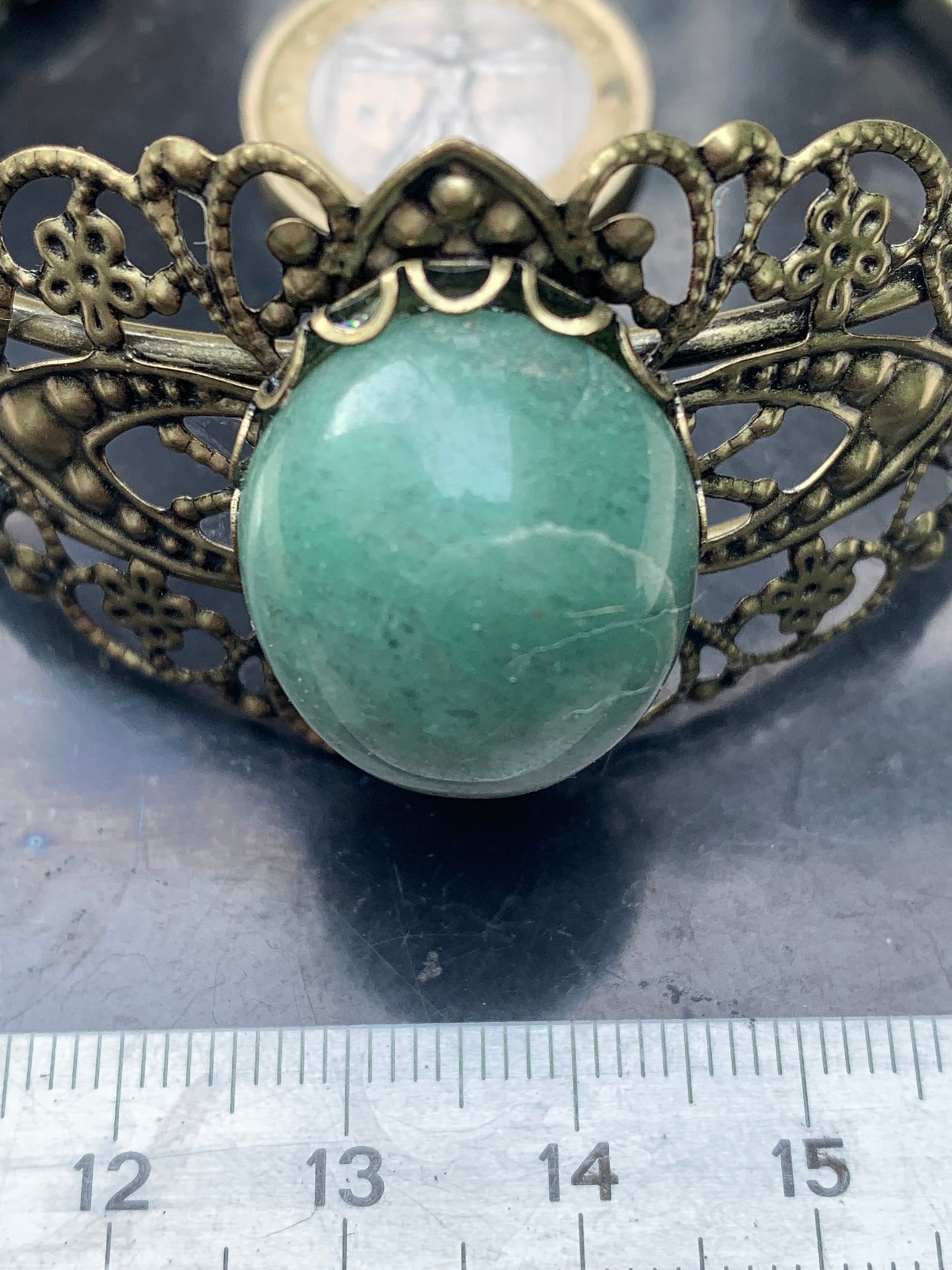 Superbe bracelet de style ancien avec cabochon d'Aventurine verte de 6,5 x 6 centimètres. Fait en Laiton couleur 'bronze', magnifique pièce fait par Gem & Zen !