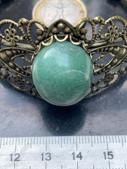 Superbe bracelet de style ancien avec cabochon d'Aventurine verte de 6,5 x 6 centimètres. Fait en Laiton couleur 'bronze', magnifique pièce fait par Gem & Zen !