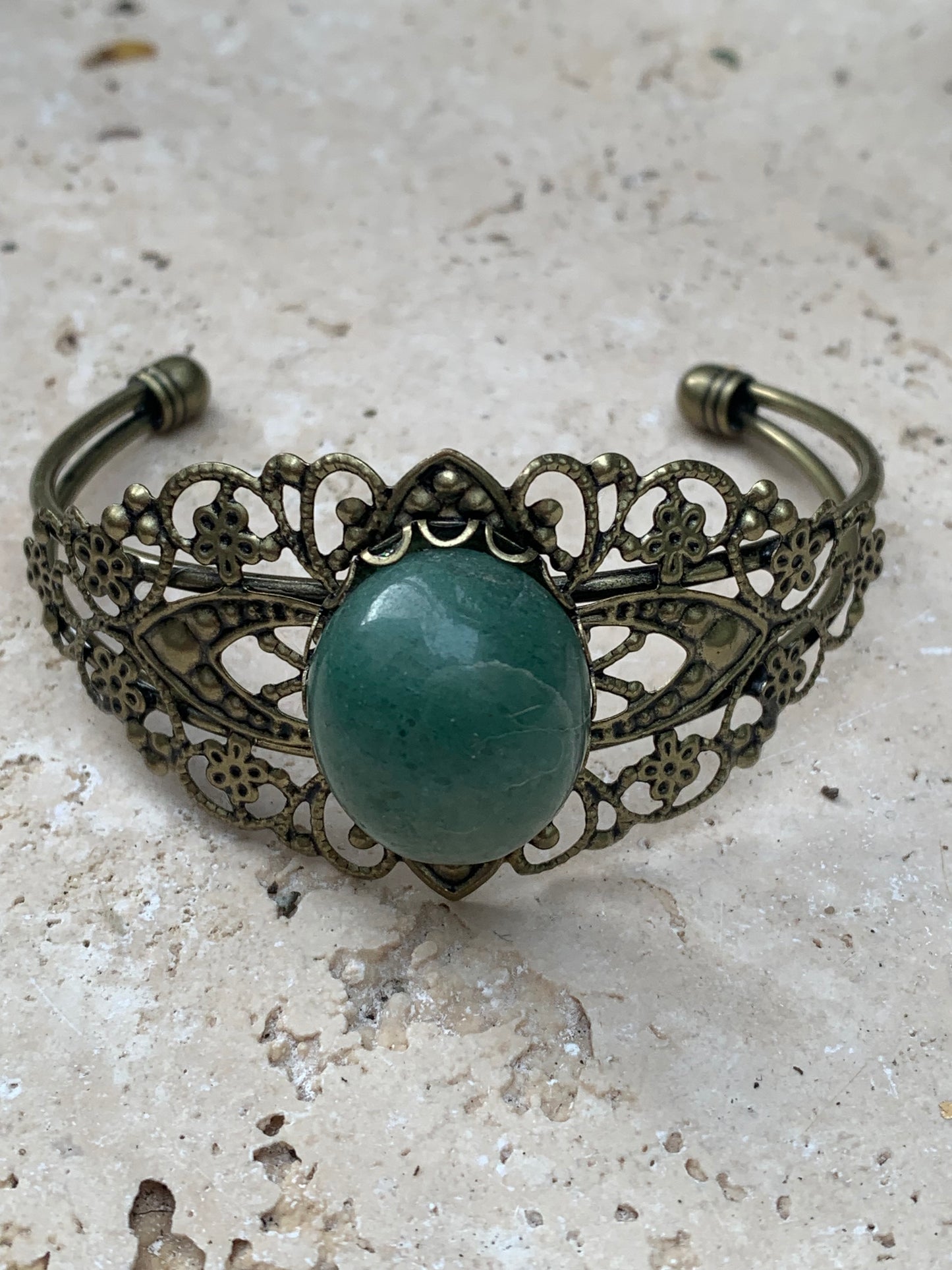 Superbe bracelet de style ancien avec cabochon d'Aventurine verte de 6,5 x 6 centimètres. Fait en Laiton couleur 'bronze', magnifique pièce fait par Gem & Zen !