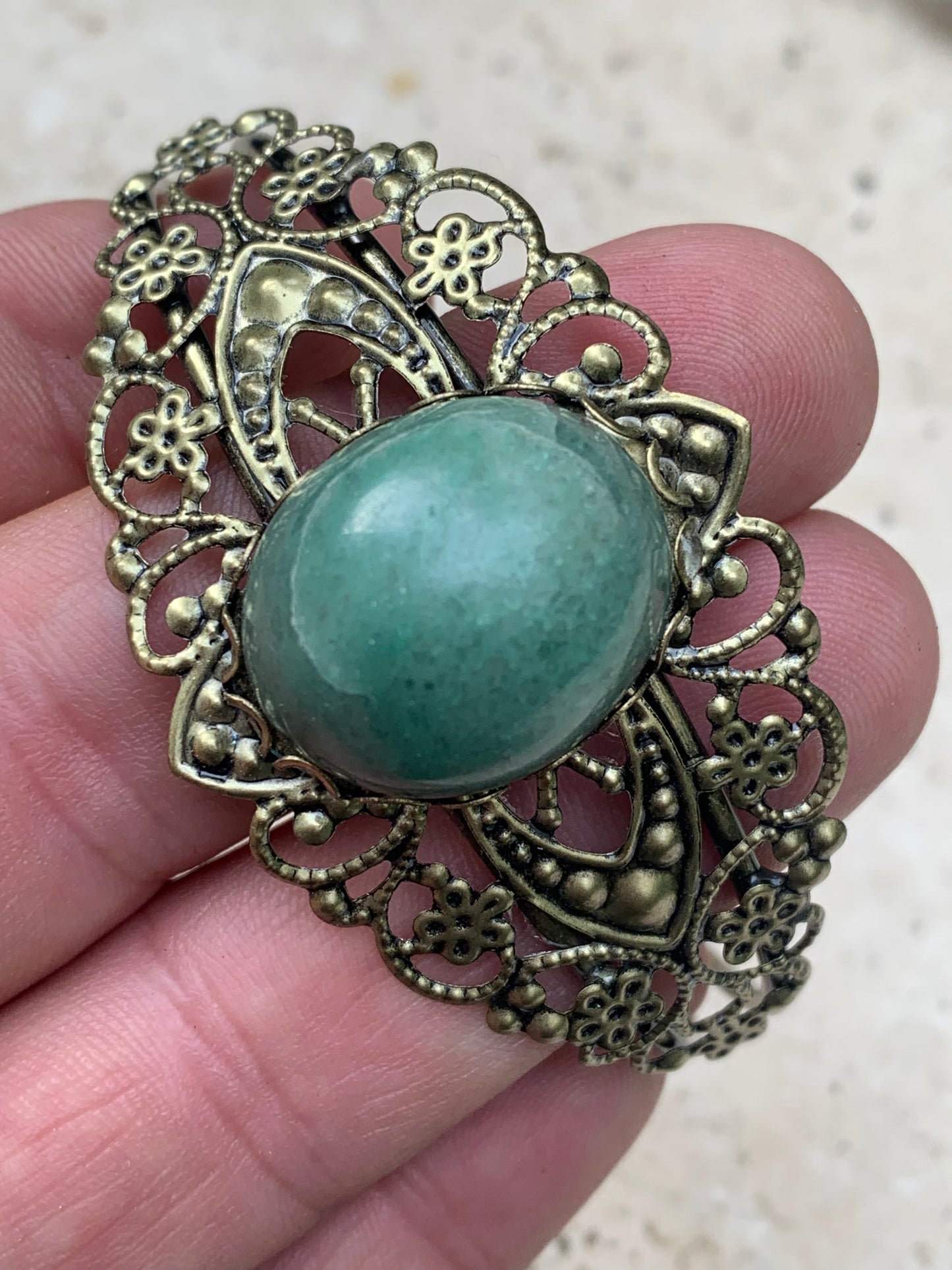 Superbe bracelet de style ancien avec cabochon d'Aventurine verte de 6,5 x 6 centimètres. Fait en Laiton couleur 'bronze', magnifique pièce fait par Gem & Zen !
