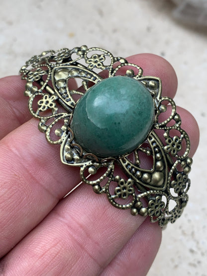 Superbe bracelet de style ancien avec cabochon d'Aventurine verte de 6,5 x 6 centimètres. Fait en Laiton couleur 'bronze', magnifique pièce fait par Gem & Zen !