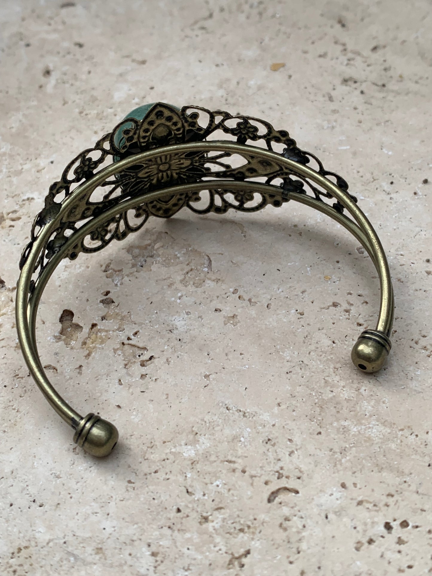 Superbe bracelet de style ancien avec cabochon d'Aventurine verte de 6,5 x 6 centimètres. Fait en Laiton couleur 'bronze', magnifique pièce fait par Gem & Zen !