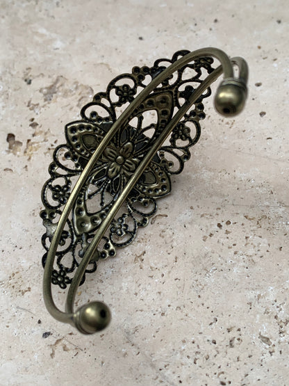 Superbe bracelet de style ancien avec cabochon d'Aventurine verte de 6,5 x 6 centimètres. Fait en Laiton couleur 'bronze', magnifique pièce fait par Gem & Zen !