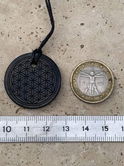 Shungite, pendentif 'Fleur de vie', de 30mm de hauteur x 30 de largeur x 4 d'épaisseur. Vendu avec cordon réglable de couleur noire offert !