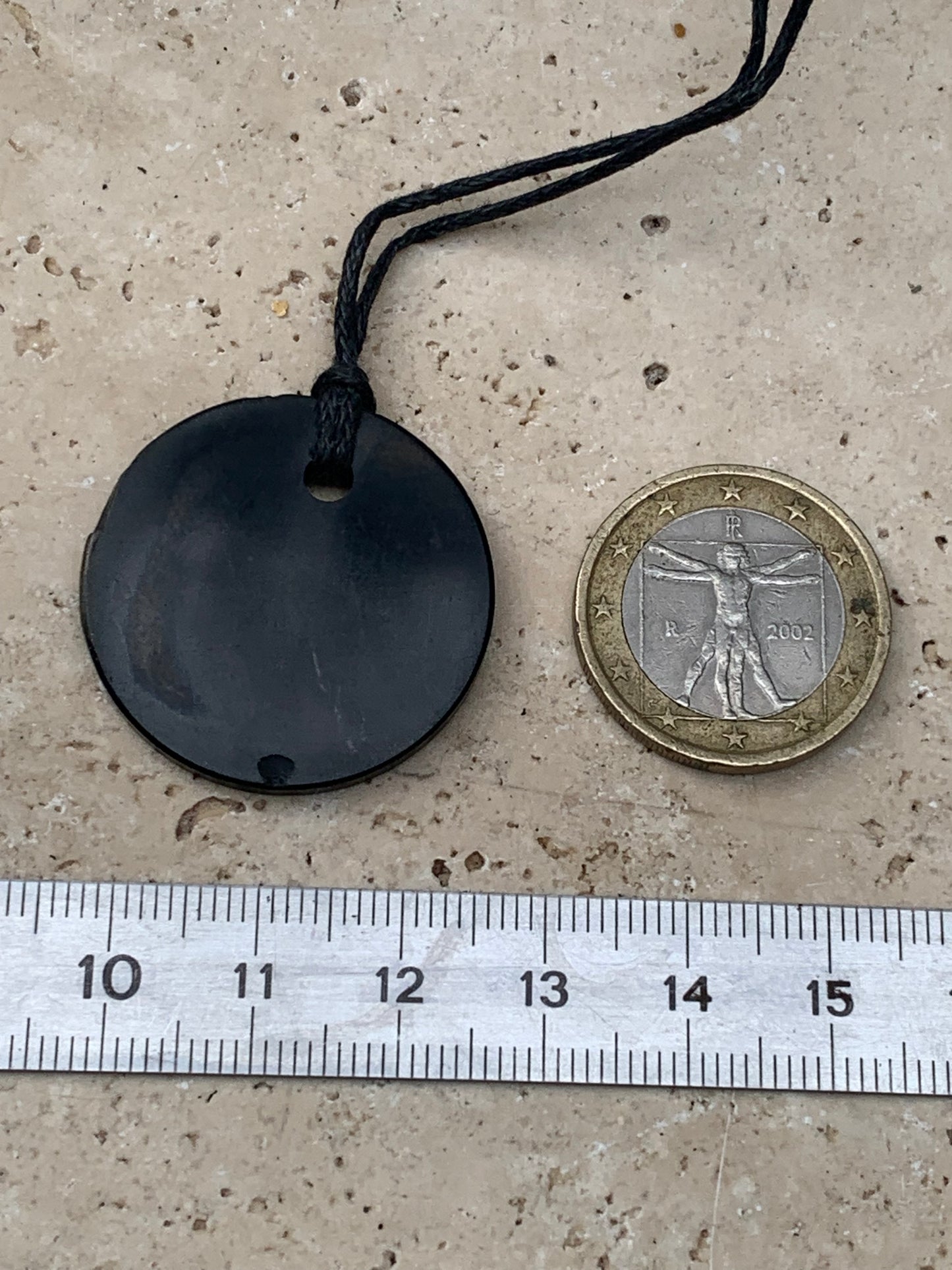 Shungite, pendentif 'Fleur de vie', de 30mm de hauteur x 30 de largeur x 4 d'épaisseur. Vendu avec cordon réglable de couleur noire offert !