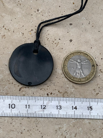 Shungite, pendentif 'Fleur de vie', de 30mm de hauteur x 30 de largeur x 4 d'épaisseur. Vendu avec cordon réglable de couleur noire offert !