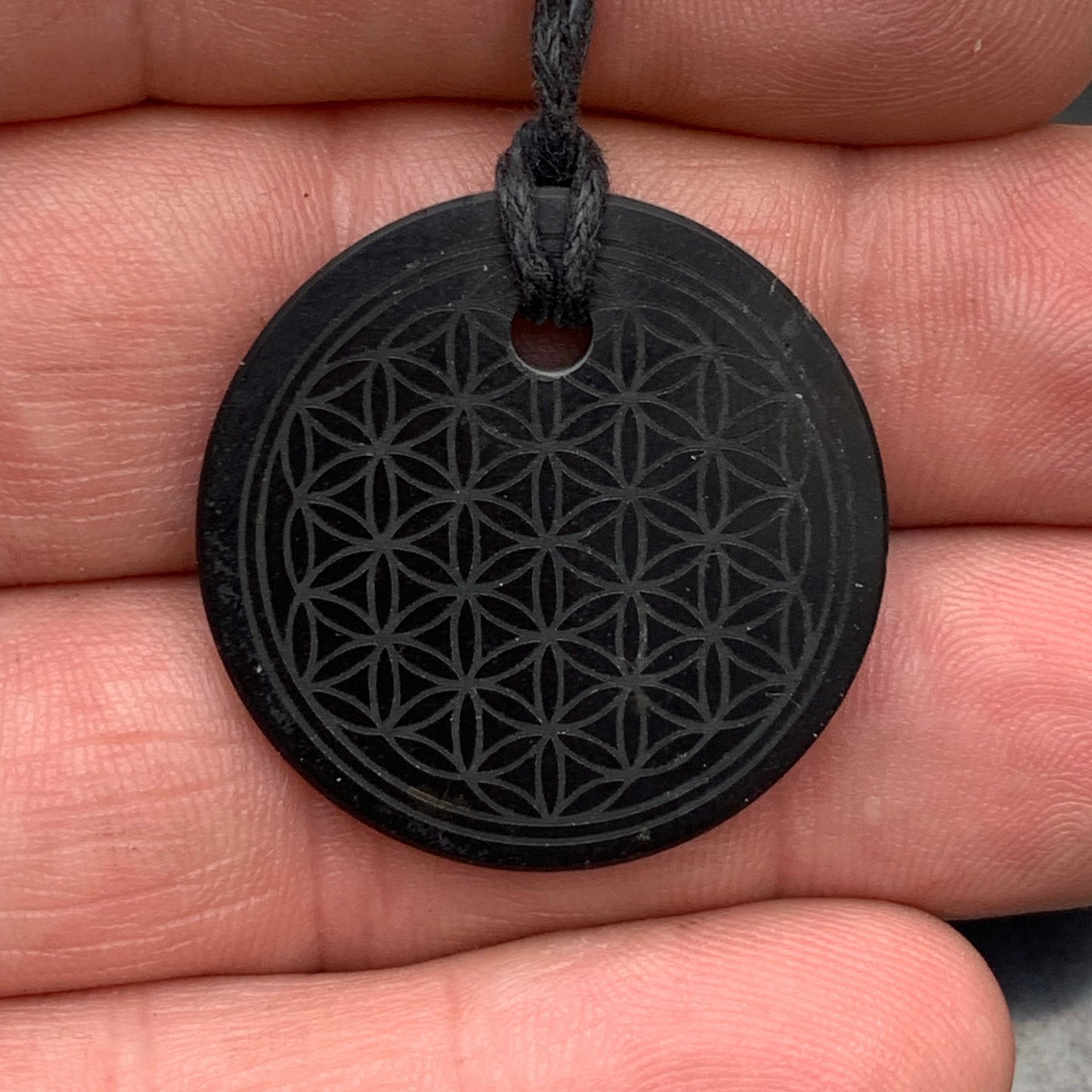Shungite, pendentif 'Fleur de vie', de 30mm de hauteur x 30 de largeur x 4 d'épaisseur. Vendu avec cordon réglable de couleur noire offert !