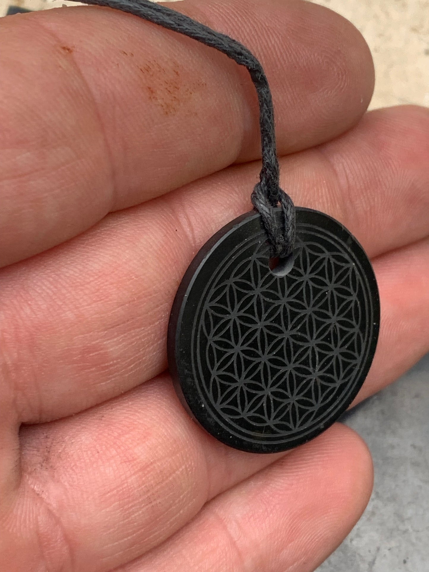 Shungite, pendentif 'Fleur de vie', de 30mm de hauteur x 30 de largeur x 4 d'épaisseur. Vendu avec cordon réglable de couleur noire offert !