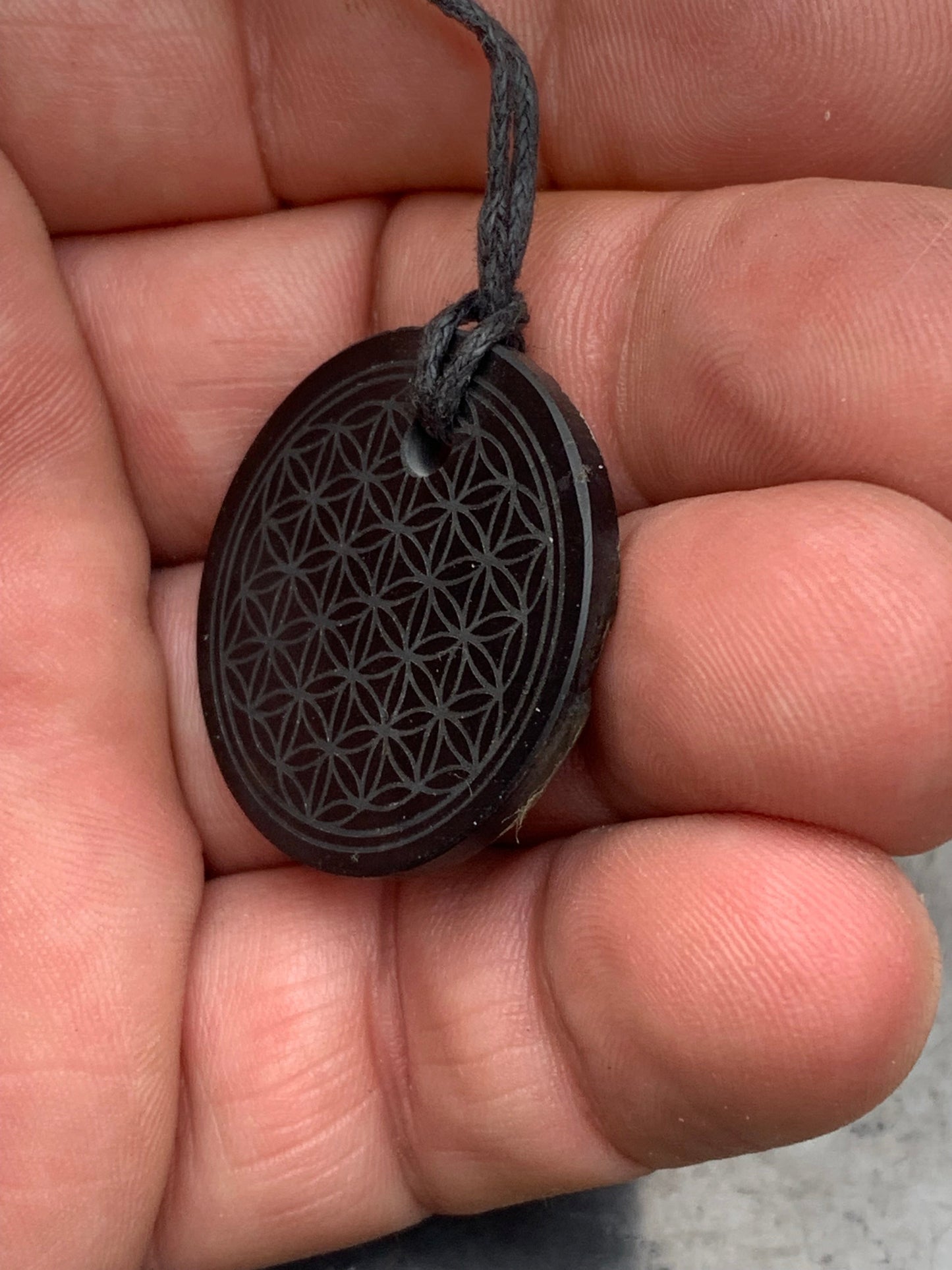Shungite, pendentif 'Fleur de vie', de 30mm de hauteur x 30 de largeur x 4 d'épaisseur. Vendu avec cordon réglable de couleur noire offert !