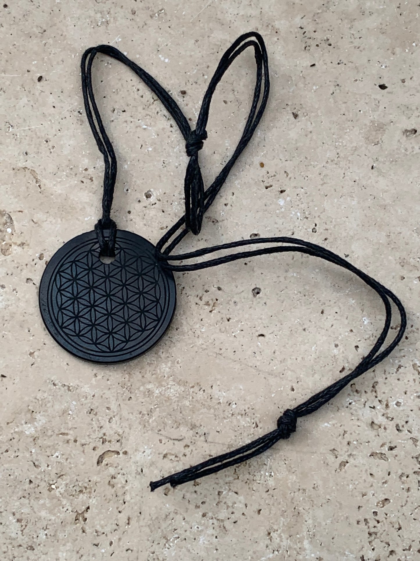 Shungite, pendentif 'Fleur de vie', de 30mm de hauteur x 30 de largeur x 4 d'épaisseur. Vendu avec cordon réglable de couleur noire offert !