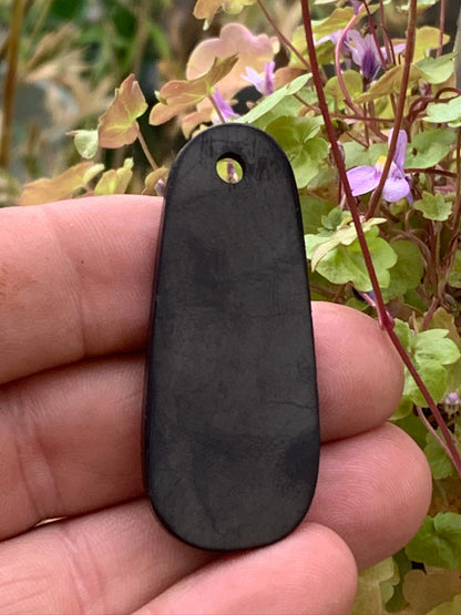 Shungite, pendentif de 53mm de hauteur x 22 de largeur x 15 d'épaisseur. Vendu avec cordon réglable de couleur noire offert !