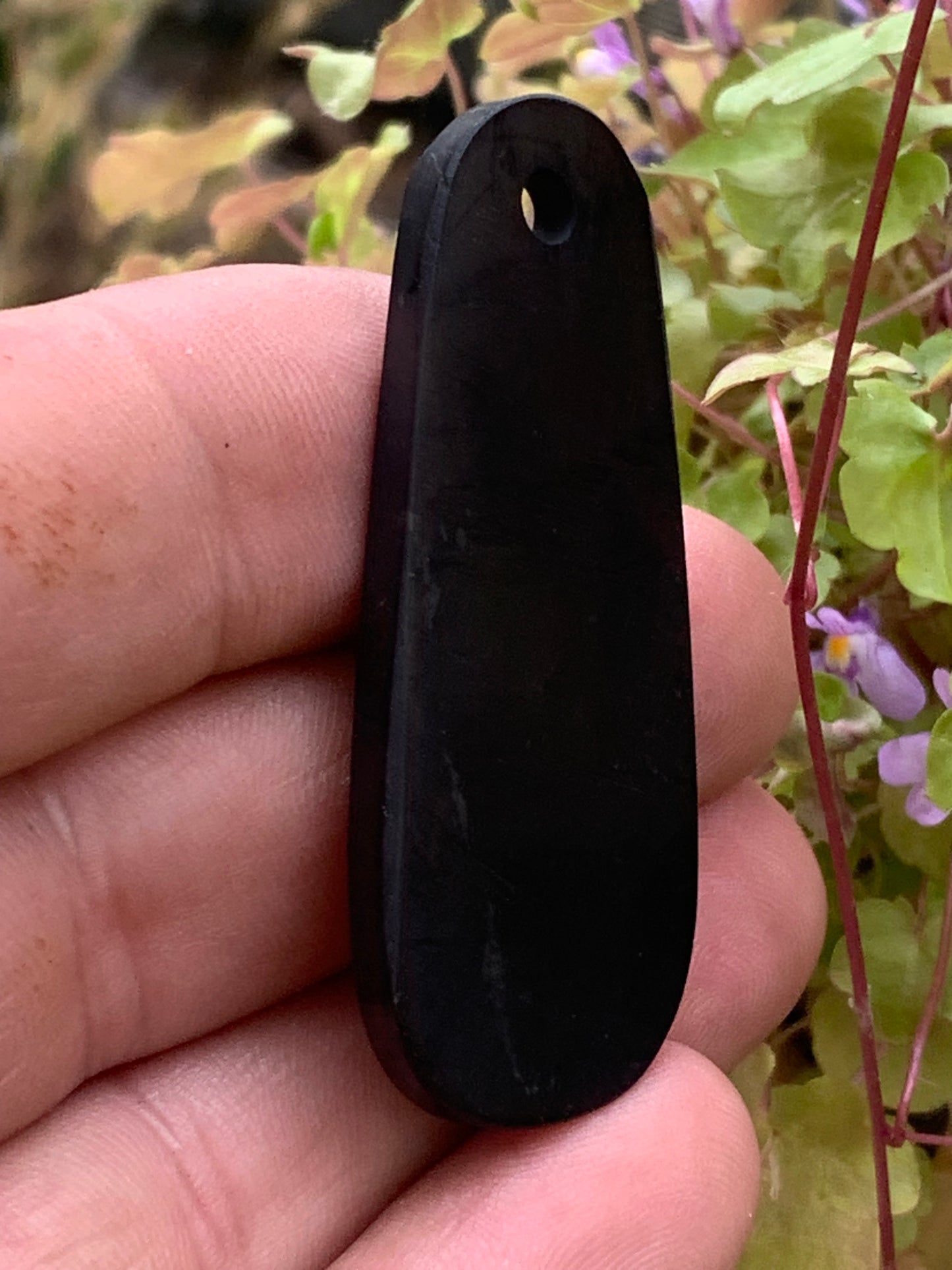 Shungite, pendentif de 53mm de hauteur x 22 de largeur x 15 d'épaisseur. Vendu avec cordon réglable de couleur noire offert !