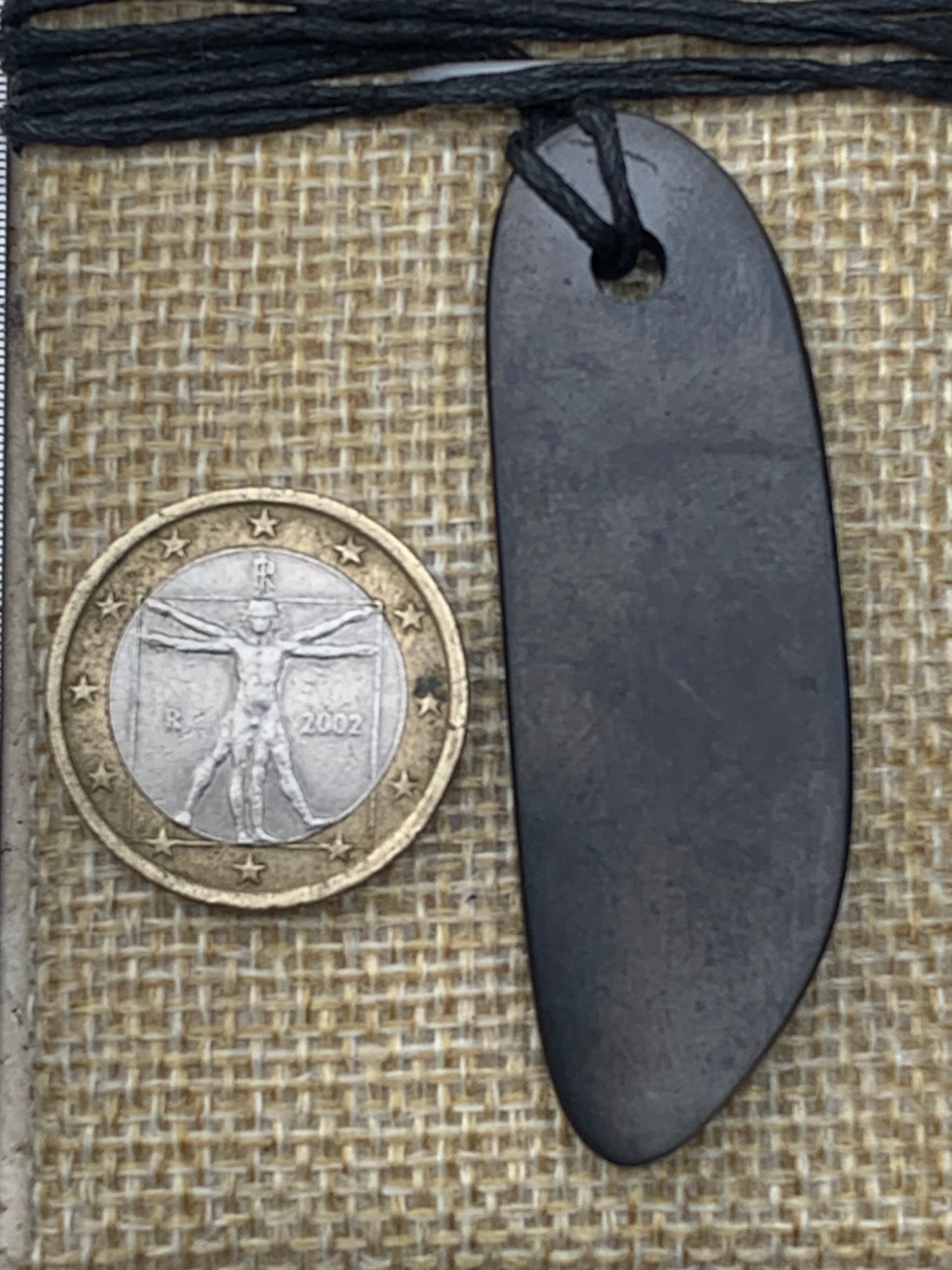 Shungite, pendentif de 58mm de hauteur x 19 de largeur x 5 d'épaisseur. Vendu avec cordon réglable de couleur noire offert !