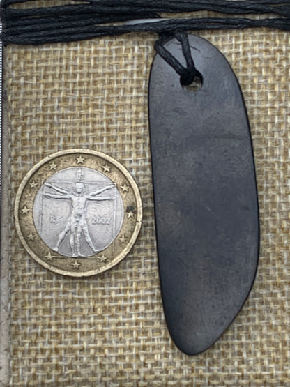 Shungite, pendentif de 58mm de hauteur x 19 de largeur x 5 d'épaisseur. Vendu avec cordon réglable de couleur noire offert !