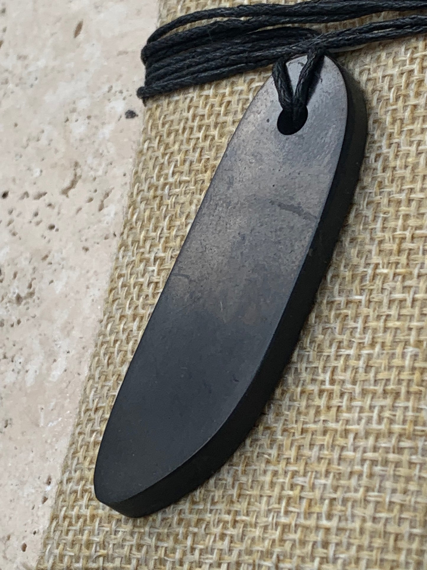 Shungite, pendentif de 58mm de hauteur x 19 de largeur x 5 d'épaisseur. Vendu avec cordon réglable de couleur noire offert !