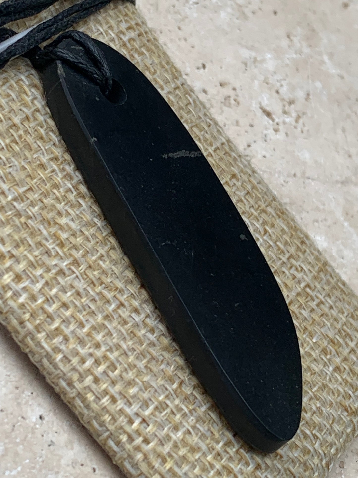Shungite, pendentif de 58mm de hauteur x 19 de largeur x 5 d'épaisseur. Vendu avec cordon réglable de couleur noire offert !