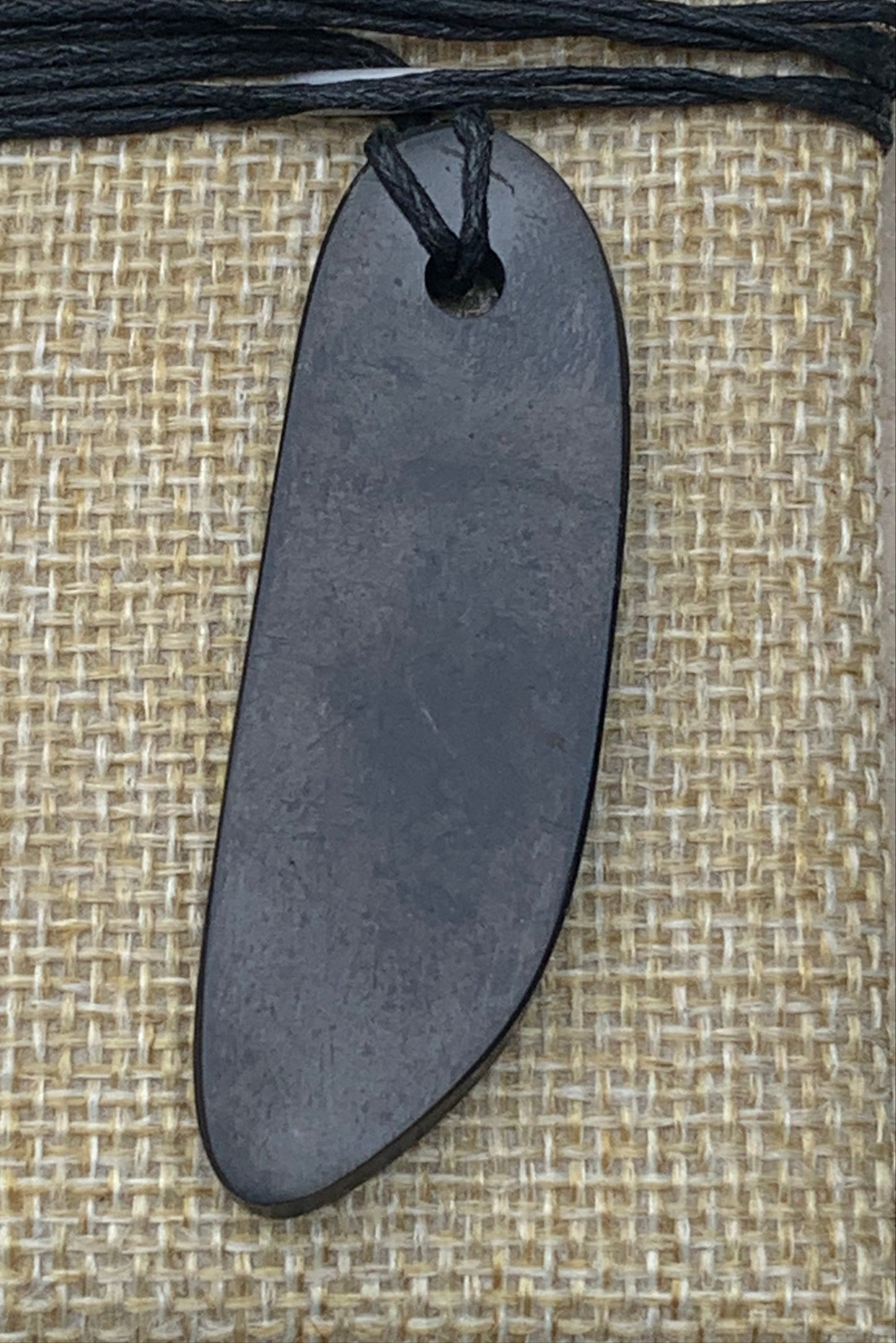 Shungite, pendentif de 58mm de hauteur x 19 de largeur x 5 d'épaisseur. Vendu avec cordon réglable de couleur noire offert !