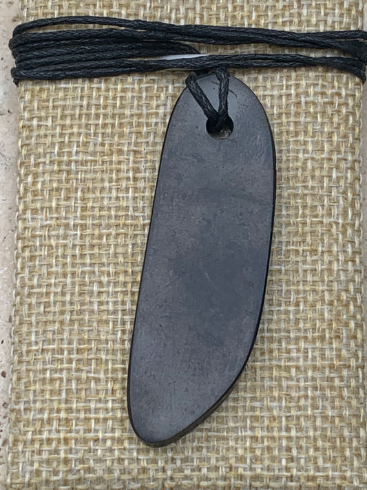 Shungite, pendentif de 58mm de hauteur x 19 de largeur x 5 d'épaisseur. Vendu avec cordon réglable de couleur noire offert !