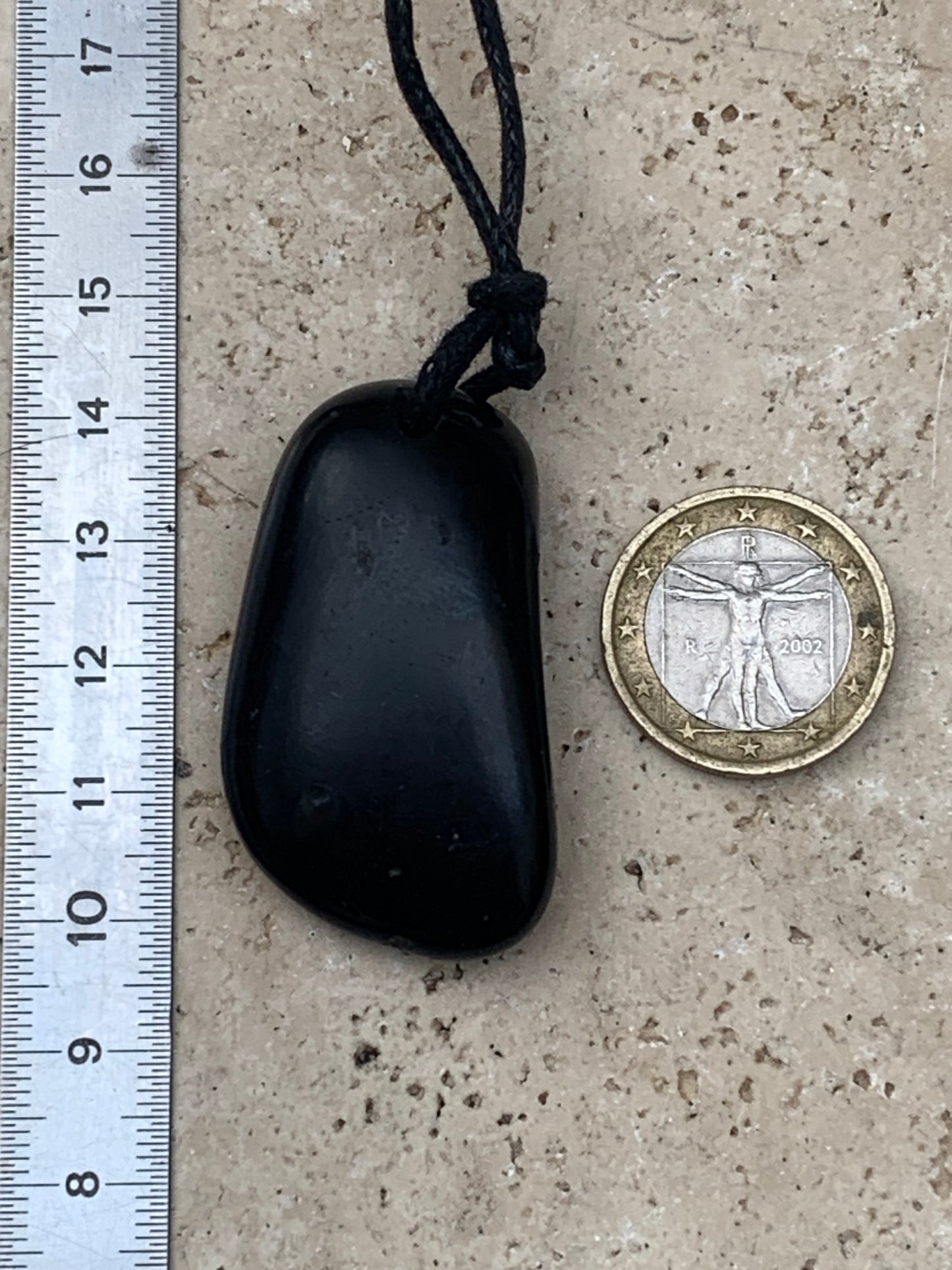 Shungite, pendentif de 48mm de hauteur x 25 de largeur x 12 d'épaisseur. Vendu avec son cordon réglable de couleur noire offert !