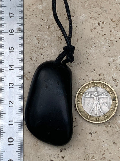 Shungite, pendentif de 48mm de hauteur x 25 de largeur x 12 d'épaisseur. Vendu avec son cordon réglable de couleur noire offert !