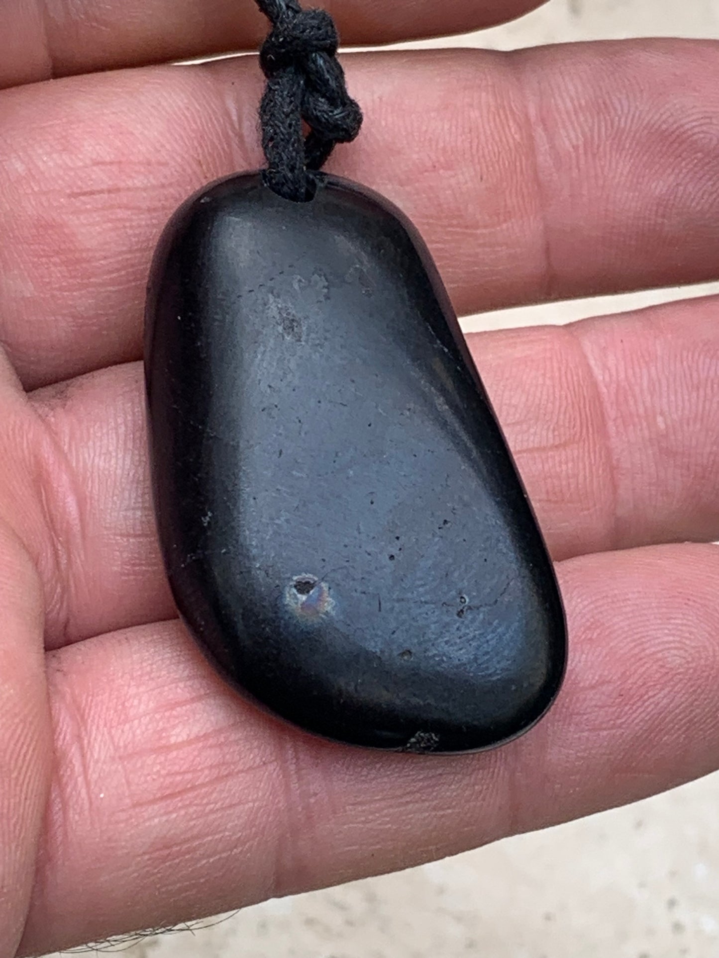 Shungite, pendentif de 48mm de hauteur x 25 de largeur x 12 d'épaisseur. Vendu avec son cordon réglable de couleur noire offert !