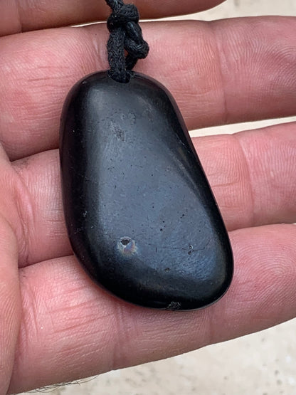 Shungite, pendentif de 48mm de hauteur x 25 de largeur x 12 d'épaisseur. Vendu avec son cordon réglable de couleur noire offert !