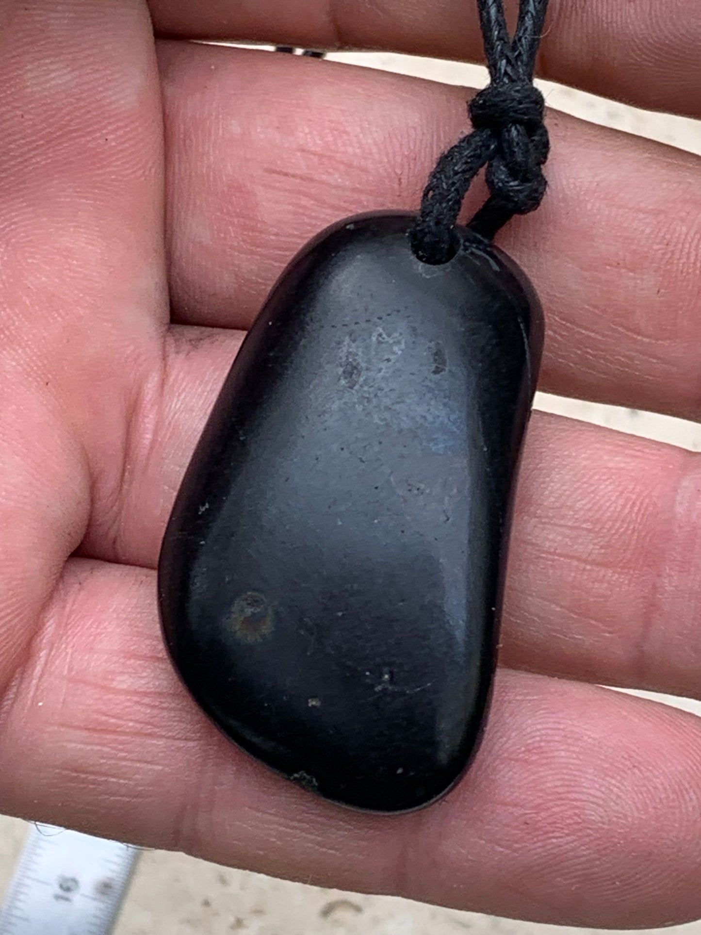 Shungite, pendentif de 48mm de hauteur x 25 de largeur x 12 d'épaisseur. Vendu avec son cordon réglable de couleur noire offert !