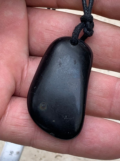 Shungite, pendentif de 48mm de hauteur x 25 de largeur x 12 d'épaisseur. Vendu avec son cordon réglable de couleur noire offert !