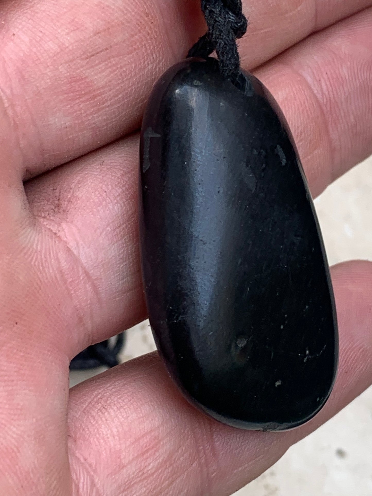 Shungite, pendentif de 48mm de hauteur x 25 de largeur x 12 d'épaisseur. Vendu avec son cordon réglable de couleur noire offert !