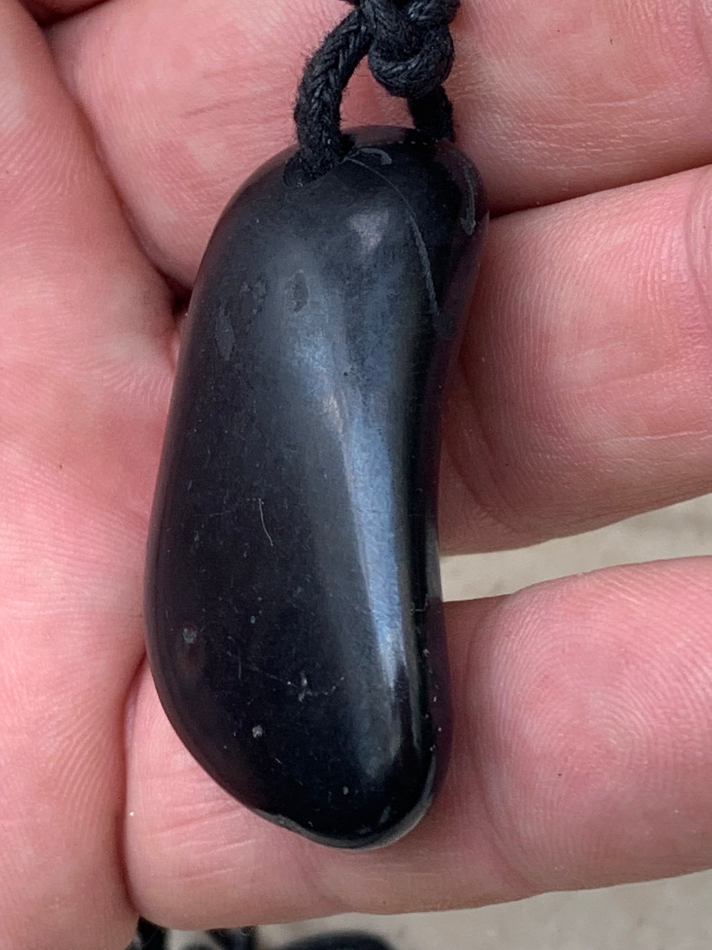 Shungite, pendentif de 48mm de hauteur x 25 de largeur x 12 d'épaisseur. Vendu avec son cordon réglable de couleur noire offert !