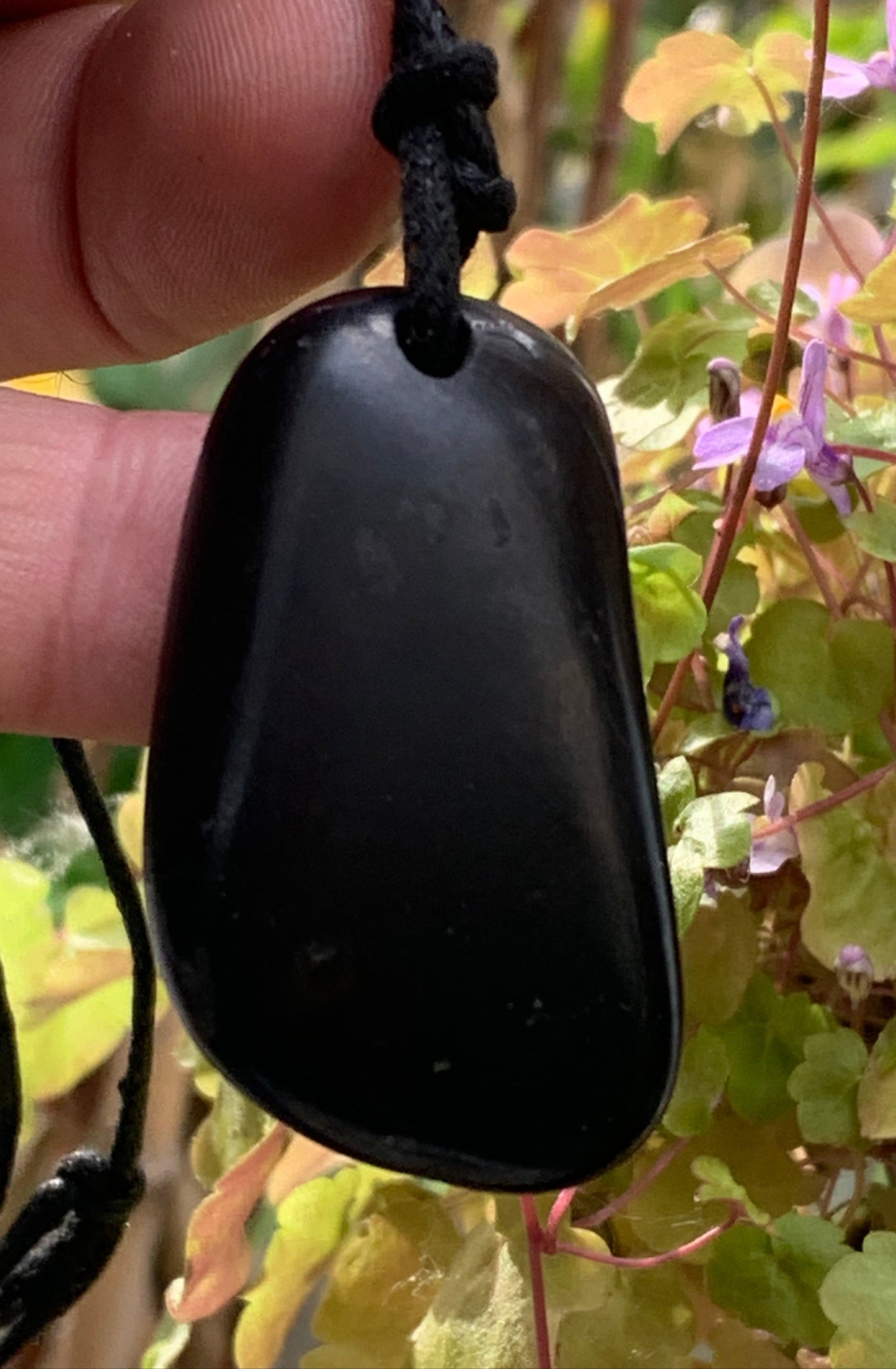 Shungite, pendentif de 48mm de hauteur x 25 de largeur x 12 d'épaisseur. Vendu avec son cordon réglable de couleur noire offert !