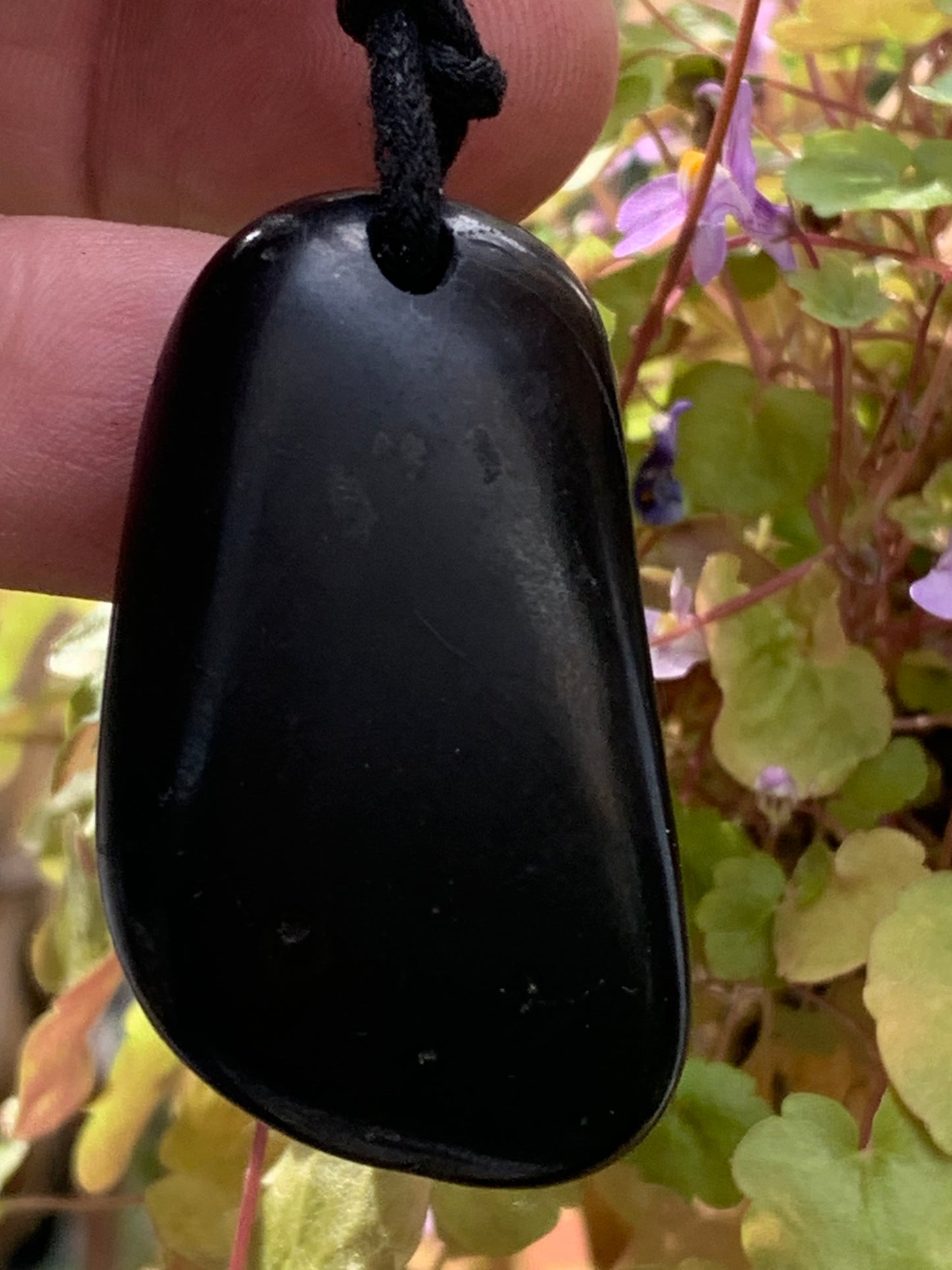Shungite, pendentif de 48mm de hauteur x 25 de largeur x 12 d'épaisseur. Vendu avec son cordon réglable de couleur noire offert !