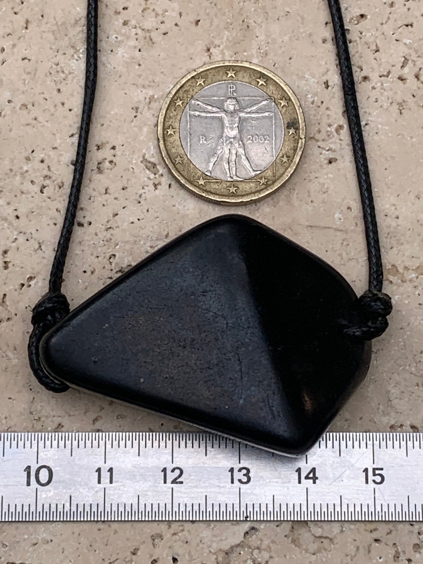 Shungite, pendentif de 35mm de hauteur x 50 de largeur x 16 d'épaisseur. Vendu avec son cordon réglable de couleur noire offert !