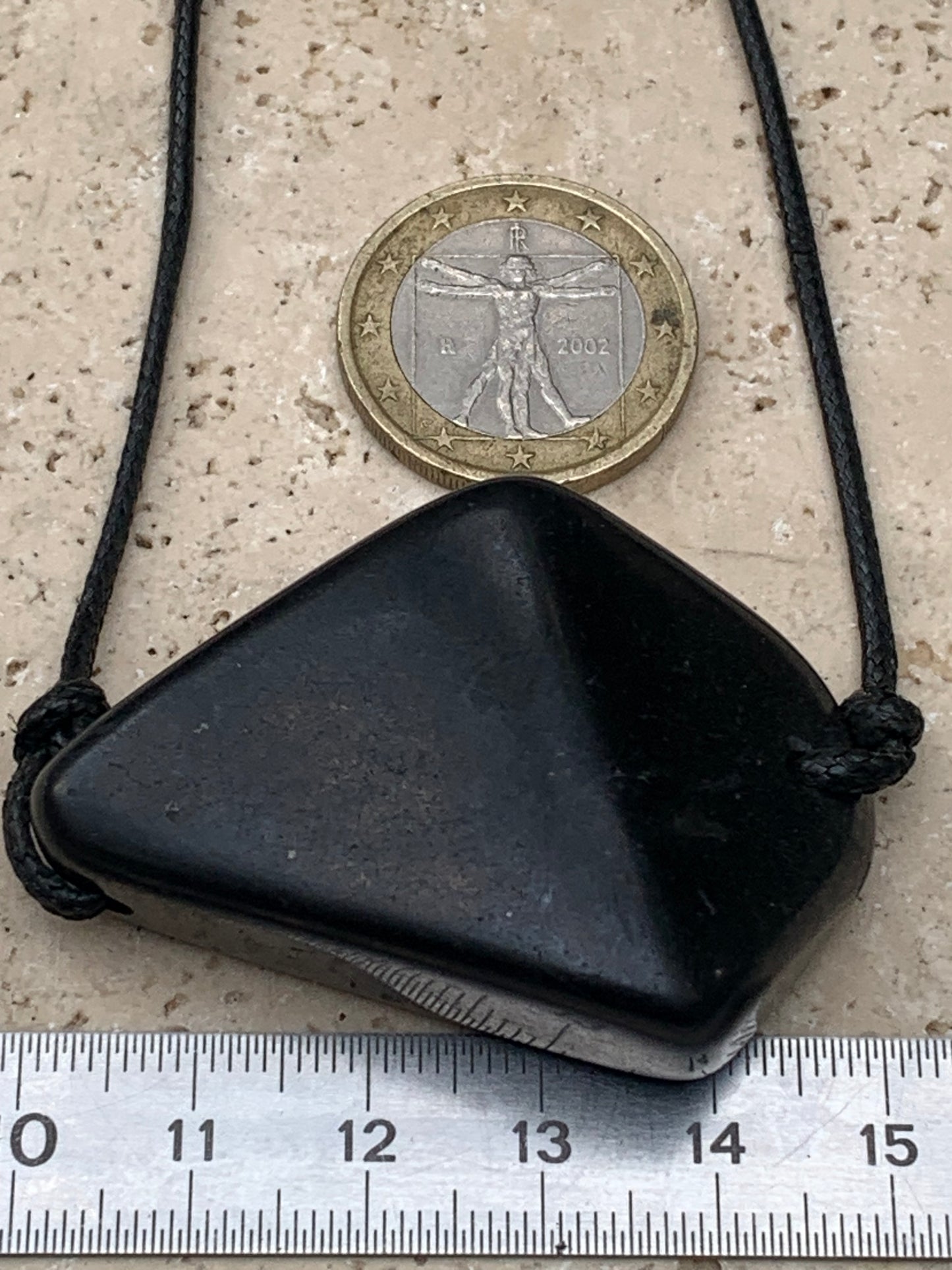 Shungite, pendentif de 35mm de hauteur x 50 de largeur x 16 d'épaisseur. Vendu avec son cordon réglable de couleur noire offert !